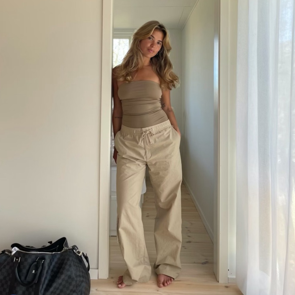 Djerf Avenue Sporty Pants in Sand